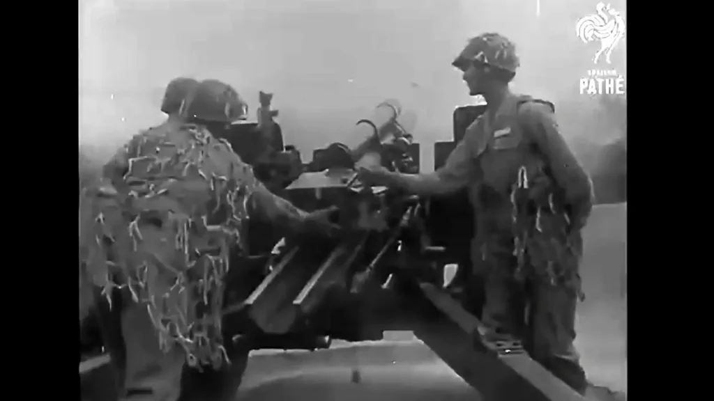 Taiwanese soldiers shooting artillery at China in 1958