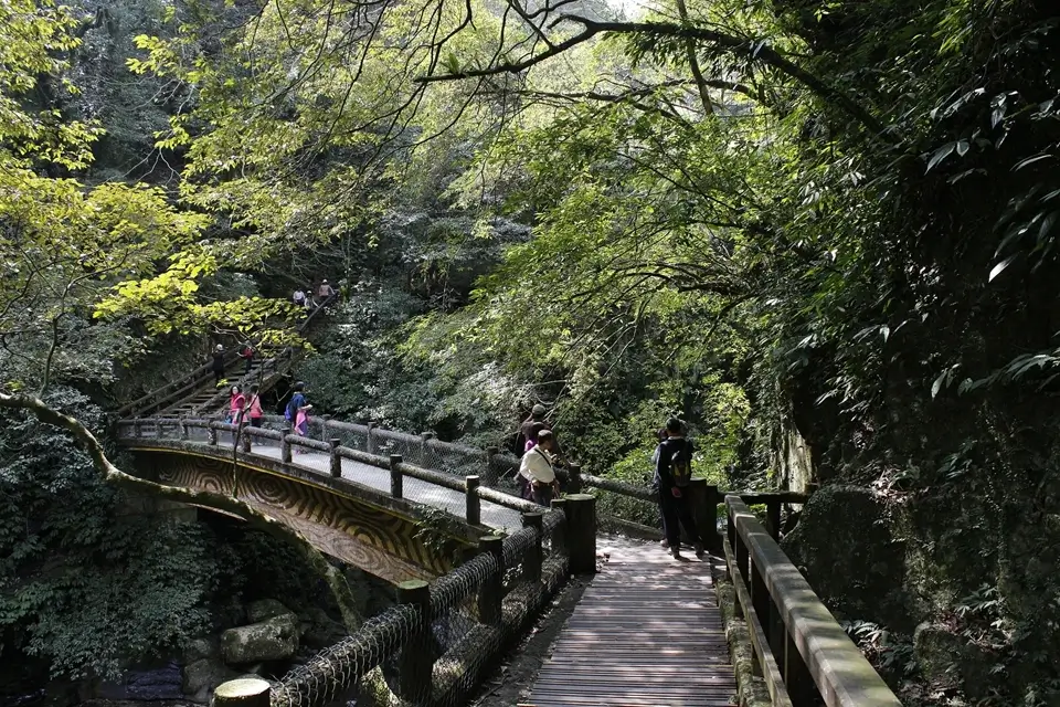 Hiking over the Wulai Bridge in Taiwan