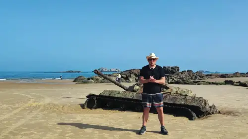 Traveler Ferdinand standing in front of a tank in Kinmen/Taiwan